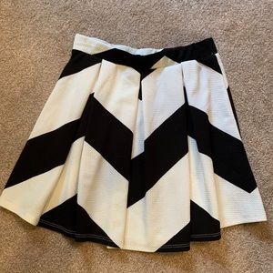 Forever 21 Black & Ivory Chevron Skirt - EUC